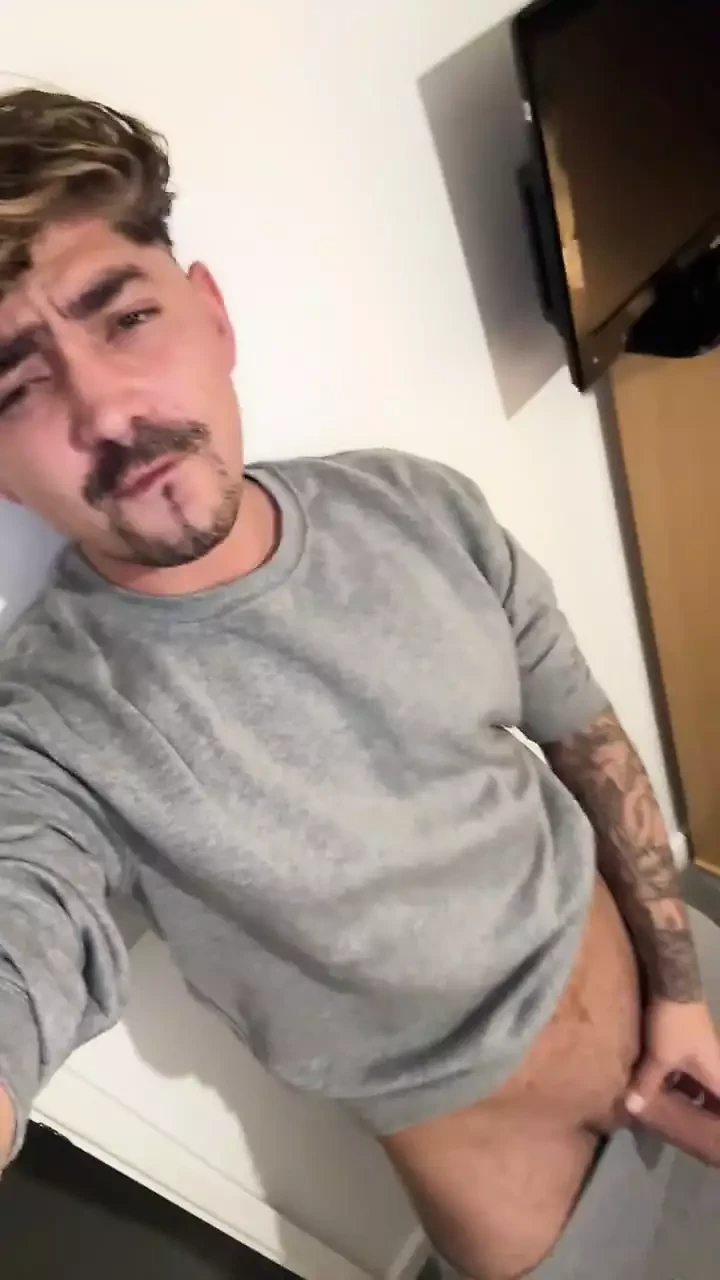 Un papa britannique cassos en survêtement des cellules de la police se fait baiser pendant 3 jours