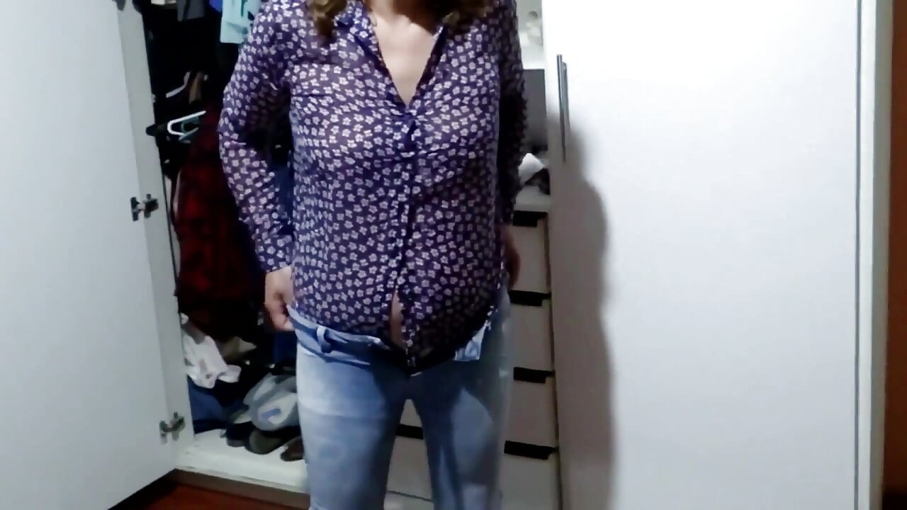 תראה איך אמא החורגת שלי מתלבשת לעבודה, בהלבשה תחתונה ארוטית, זה כל כך מדליק אותי.