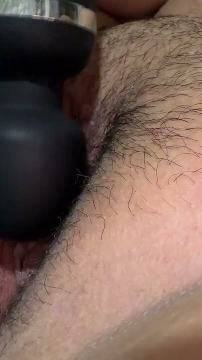Em gái tóc vàng quyến rũ thủ dâm bằng sextoy trên lồn lông rậm của mình | Clip 1