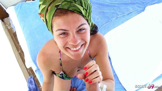 Vera coppia amatoriale tedesca scopa al padiglione della spiaggia in viaggio di vacanza