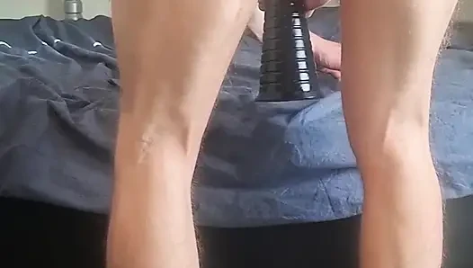 Yalnız gay twink büyük piramidin dildosunu alıyor - aşırı anal esnetme
