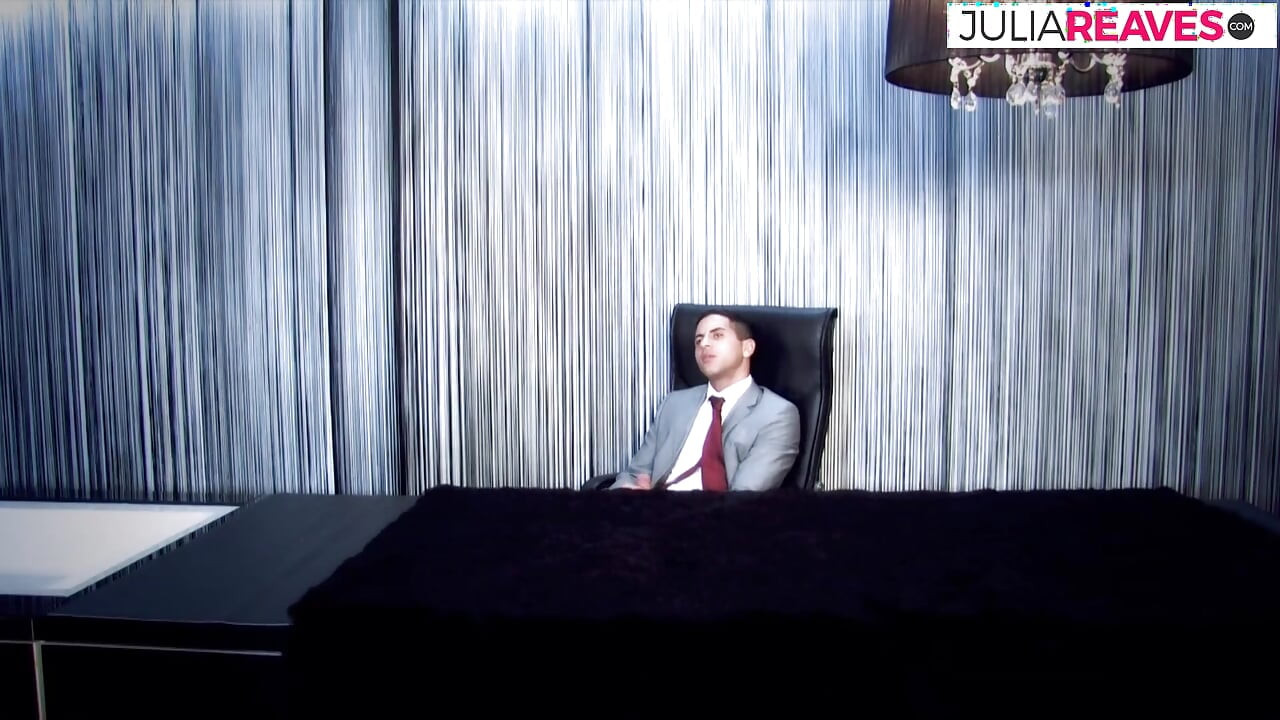 فتاة بزاز كبيرة تستمتع بلعق كسها ثم تتناك بعمق حتى تصل إلى قذف المني