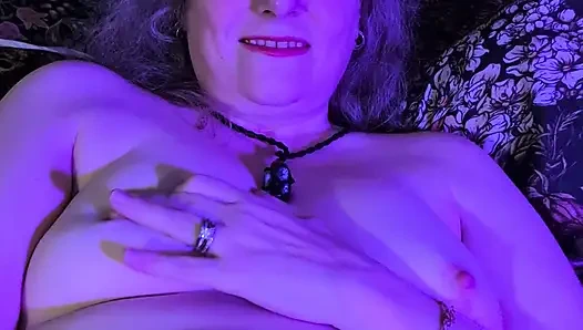 Neues spielzeug kam an und führte zu tollen orgasmen und einem fick, der mit sperma auf titten endet!