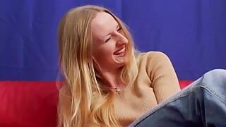 Удивительная девушка-блондинка из Германии обожает скакать на жестком члене