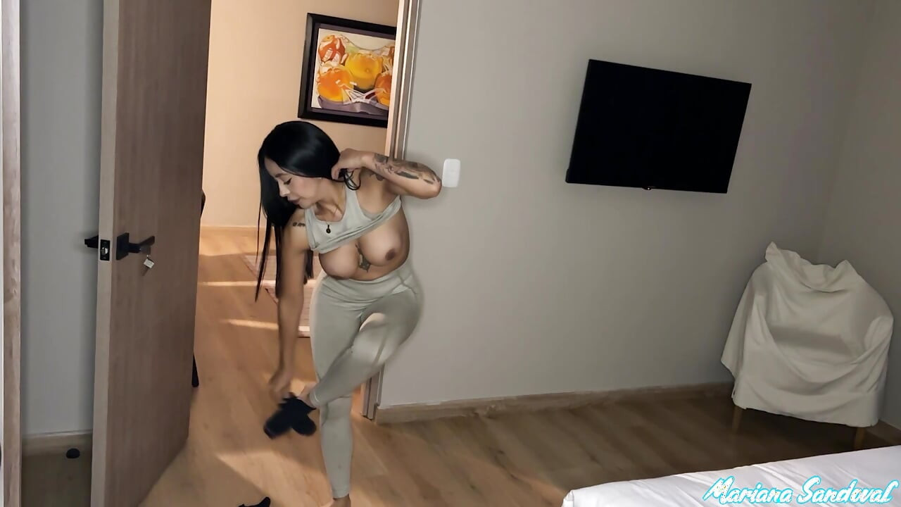 Thief with big cock BBC enters to steal a Colombian Milf and eats her tight pussy - Mariana Sandoval