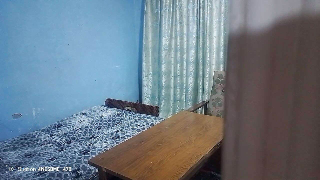 Ray Kris apne ghar ki saphaee karti hai