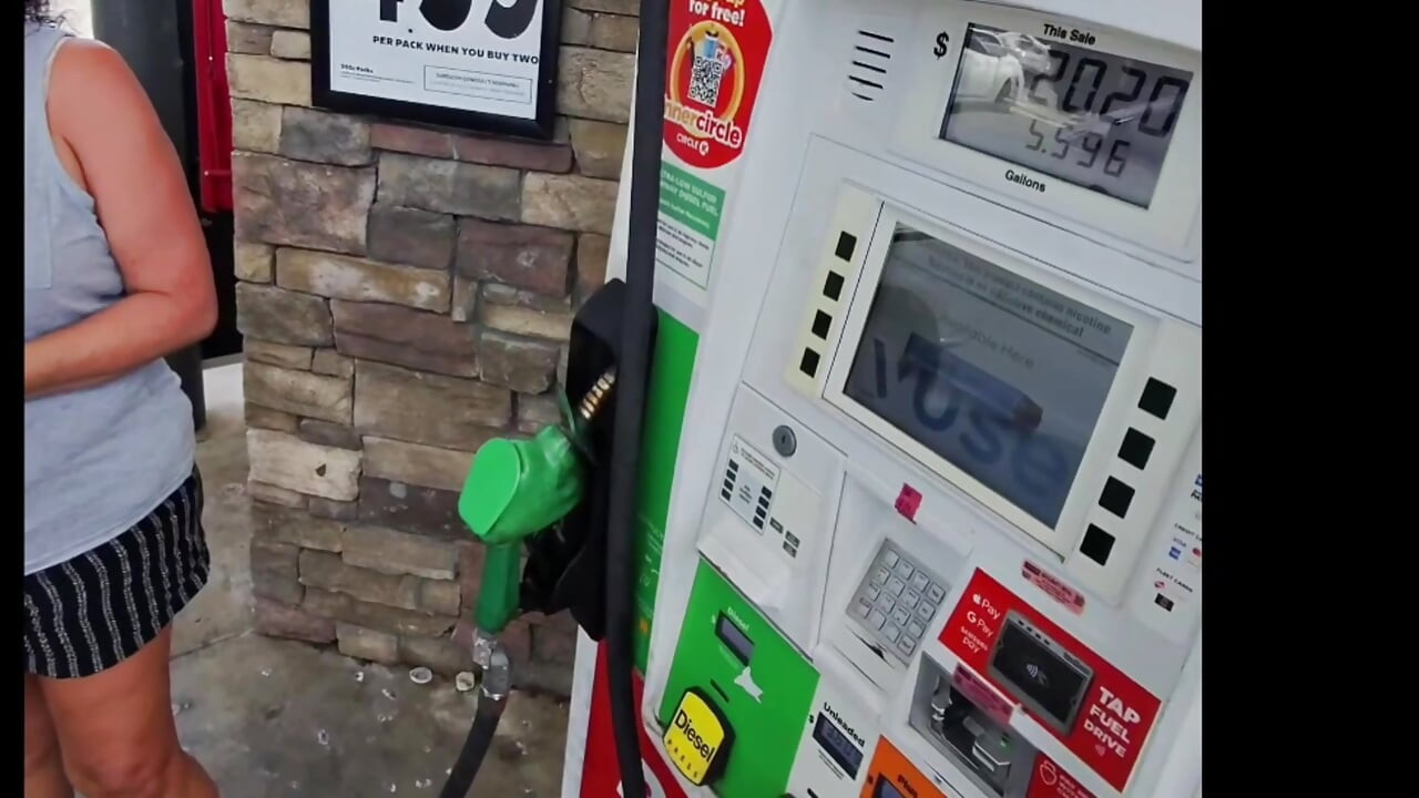 Soția se întâlnește cu un străin la pompa de gaz 69