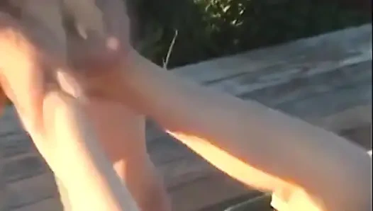 Açık havada havuzun yanında ayak oyunu