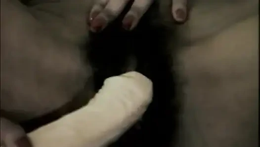 Geiles reifes schätzchen stopft behaarte muschi mit pulsierender banane