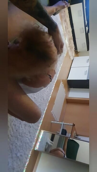 Mami in oberschenkelstrümpfen entspannt