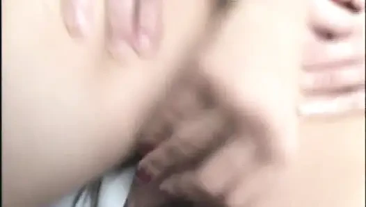İnanılmaz götlü seksi ateşli esmer büyük bir yarağa biniyor!