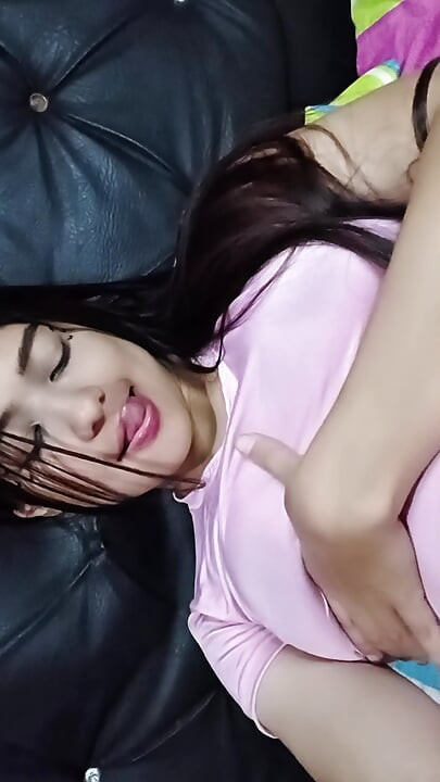 18-YEAR-OLD GIRL MASTURBATES HER RICH TITS AND BIG ASS
