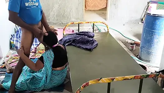 Üvey annem bahçede çalışıyordu ve onunla seks yaptım