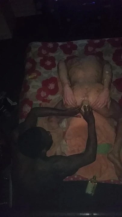 Pantat lelaki dipergunakan oleh orang kulit hitam