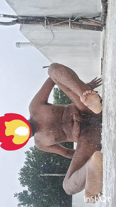 Mallu homem nu masturbação na chuva