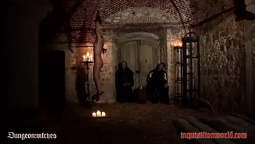 Ведьма дует над маленьким пламенем