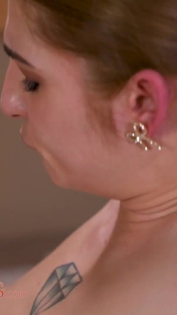 Kozatá Latinoameričanka dává lesbickou olejovou masáž - Massage Rooms | Klip 2