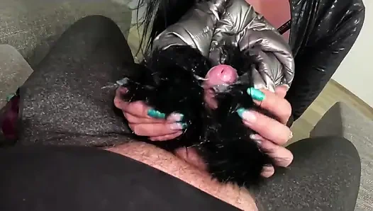 Tukang kebun nyepong kontol sampai tenggorokan, ngentot muka dan dicrot dua kali di downjacketku yang mengkilap