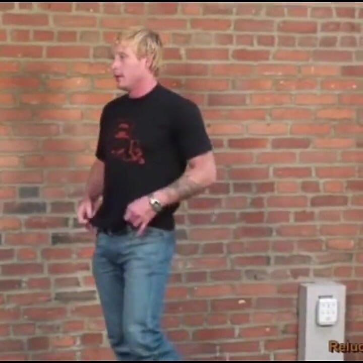 Heteroseksüel striptizciler şaplak yiyor - cody