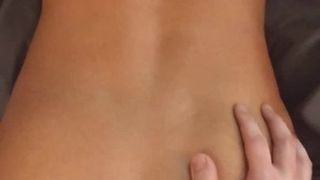 Amatorska blondynka uwielbia pieska creampie pov