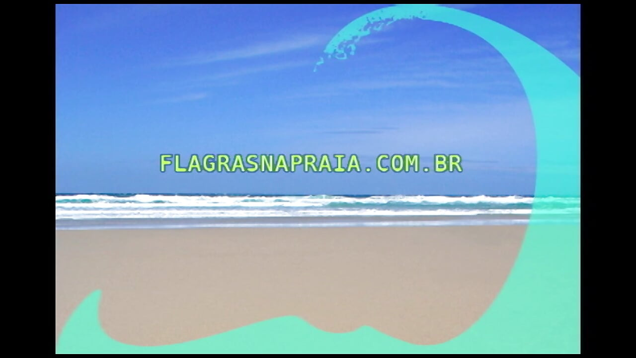 Mijn vrouw neemt deel aan een orgie op het strand. Ze zuigt pik van meerdere mannen