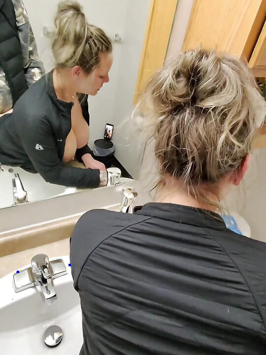 Hinterhältiger sex mit geiler ehefrau im badezimmer nach der party