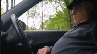 Opa aaien in de auto