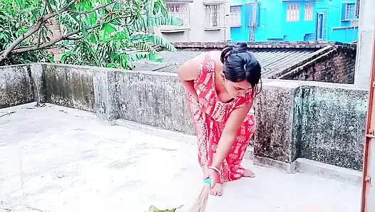 Pati ke bahar jane ke baad Bhabhi ne naya brah lene ke bahane ghar me bula kar kiya sex