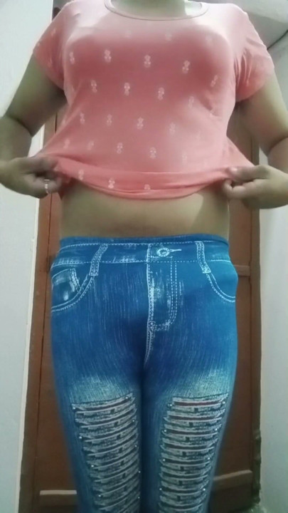 Indisk Gay Crossdresser Gaurisissy ægte hjemmelavet xxx sex i lyserød tshirt og blå leggings | Klip 1
