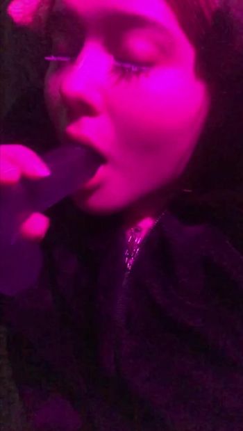 Seksowna Maifik w czarnej koszuli rucha usta