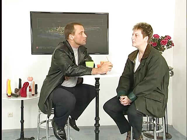 Cewek gemuk rambut pendek lagi asik mainin memeknya yang berbulu di ruangan casting