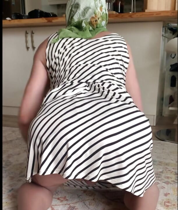 I saw my stepmom's sagging pussy.