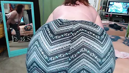 928 Jerry tayt modellik yapıyor ve sonra yüzüne oturuyor