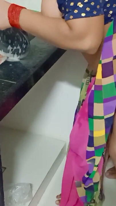 Bartan dho rahi hai andar bai are muze pani pina hai | Clip 1