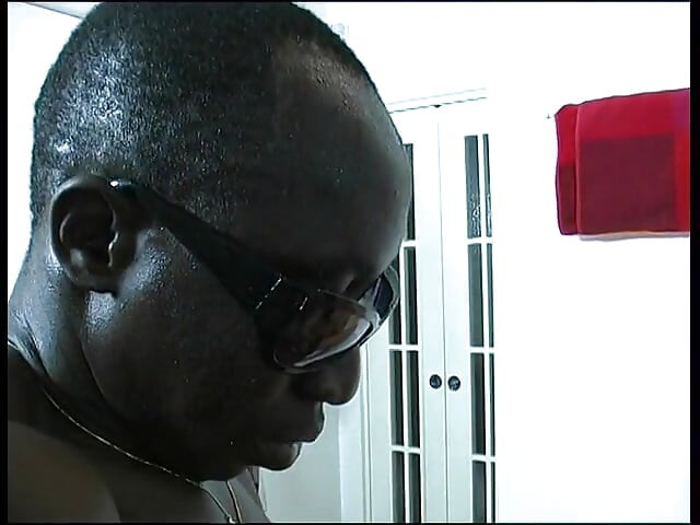 Femdom milf análně ošukaná velkým černým pérem v bondážové orgii