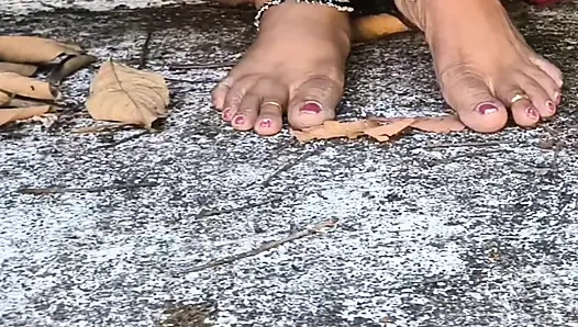 Kırmızı etekli ve beyaz üstlü Hintli kız