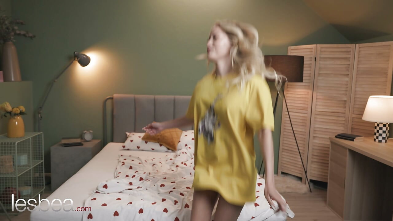 Scissoring orgasms calm down her bossy blonde neighbour - Lesbea