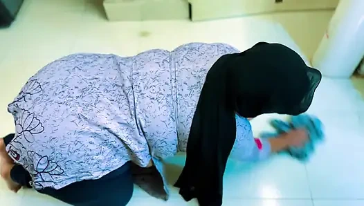 Pembantu semok mesir yang super semok terjebak di ranjang dan aku masturbasi sambil ngeliat pantat bahenol pembantunya yang lagi bugil