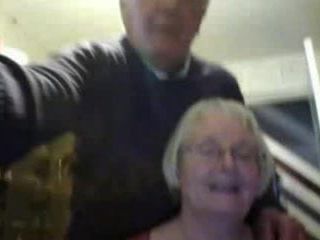 Älteres Paar vor der Webcam