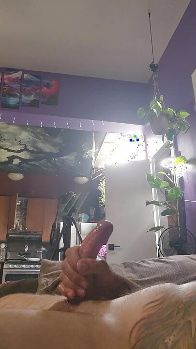 Close-up van grote pik die wordt gestreeld totdat hij klaarkomt