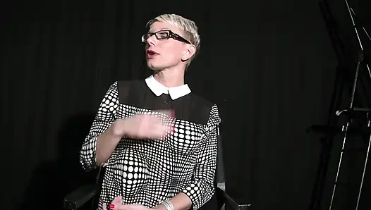 Heteroseksüel adam takma yaraklı sarışın genç erkek avcısı tarafından sikiliyor 5804 2