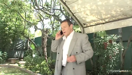 Бизнесмен трахает возбужденную блондинку в белых чулках после обмена оральными удовольствиями