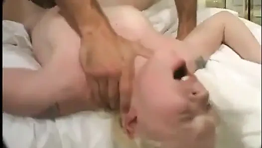 Татуированная миниатюрная блондинка трахается в киску