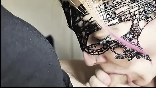 Öğleden sonra boğaz servisi - siyah elbise her damlayı yutuyor