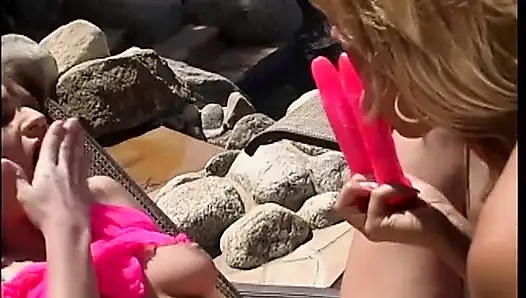 Lubang pelacur dijilat sebelum ngentot pakai dildo panjang