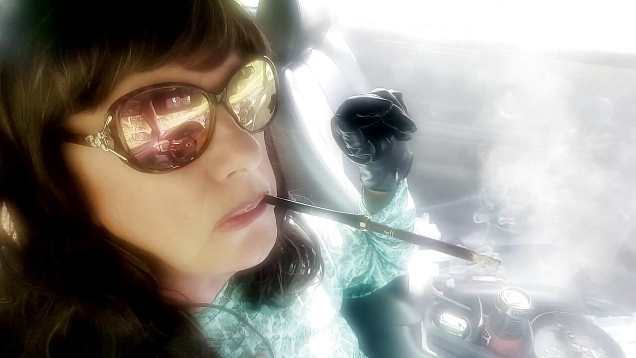 MATURE BRUNETTE MRS. ROMAN CAR SMOKING HER MORE 120 MENTHOLS IN HER BLACK CIGARETTE HOLDER