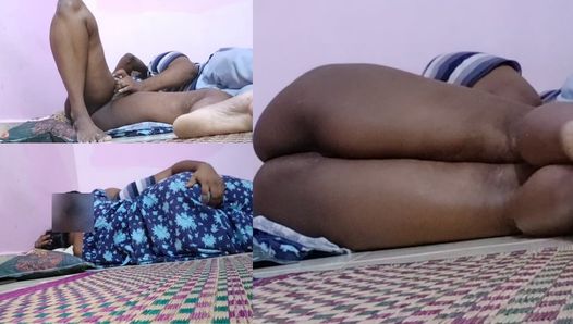 Une Indienne tamoule à gros cul se masturbe par son copain desi en amazone