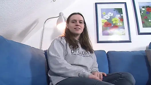 Pelacur Jerman berambut cokelat terangsang menggosok memeknya dari dekat