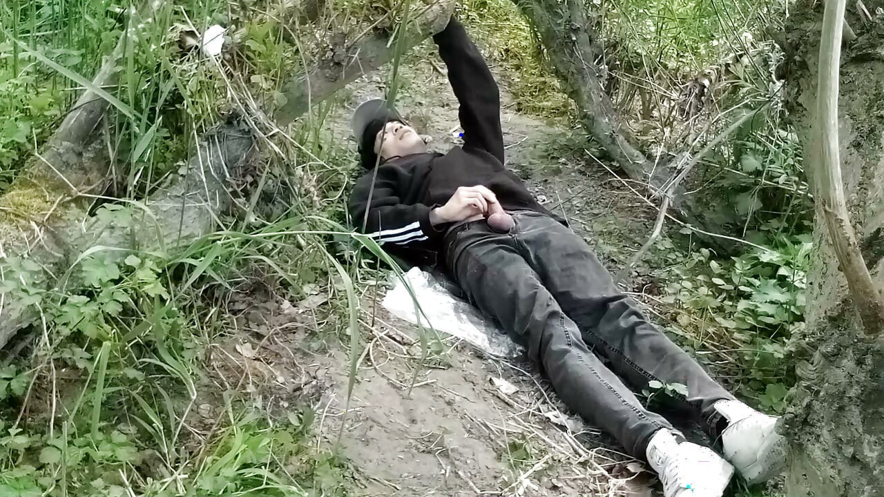 This gay twink sticks his cock through his fly to jerk off outside