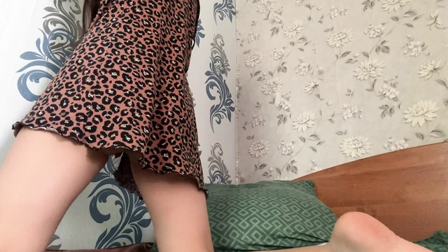A student without panties fucks her ass